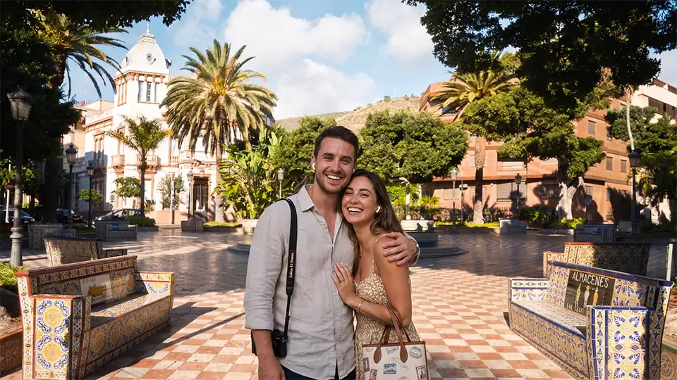 Couple listening to an immersive audio guide in Plaza de los Patos-Santa Cruz de Tenerife