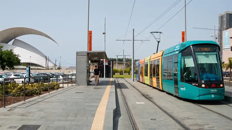 Photo of the Tenerife tram, with the Auditorium in the background