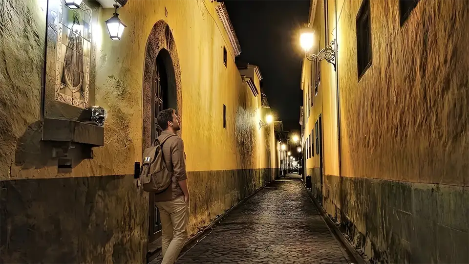 Un voyageur vit une mystérieuse expérience audio immersive au crépuscule à La Laguna, Ténérife
