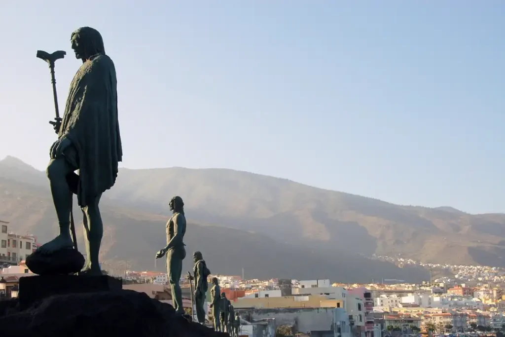 Skulpturen zu Ehren der Menceyes (Ureinwohner Teneriffas) – Candelaria, Teneriffa