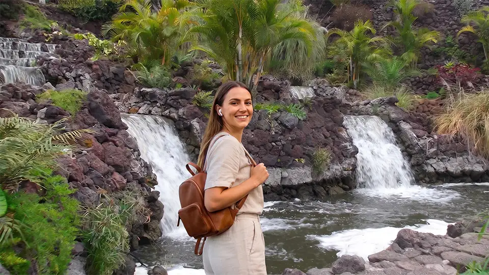 Un voyageur vit une expérience audio immersive dans le parc Taoro, Puerto de la Cruz, Ténérife