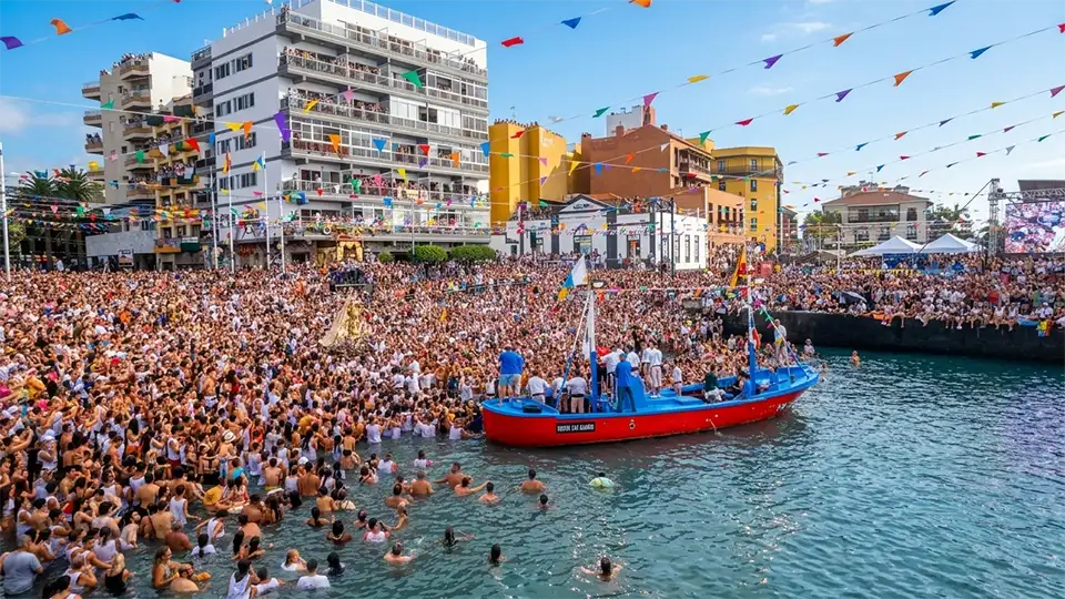 Eine große Schiffsprozession zu Ehren der Virgen del Carmen in Puerto de la Cruz, Teneriffa