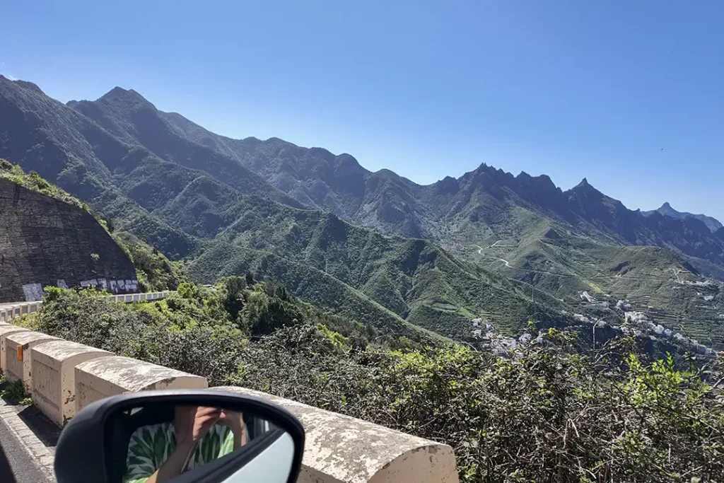 Ein Foto des Anaga-Gebirges auf Teneriffa, aufgenommen aus dem Auto.