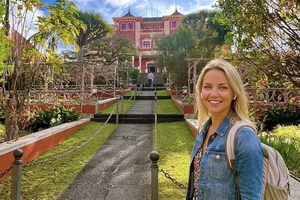 Une femme vit une expérience audio immersive près du Liceo Taoro – La Orotava, Ténérife