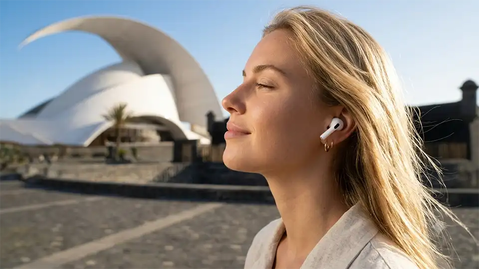 Une femme écoute un audioguide immersif à l'Auditorio de Tenerife, Santa Cruz