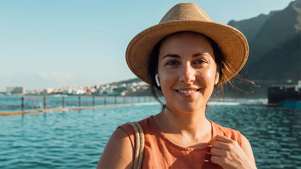 Frau an den Klippen von Los Gigantes, Teneriffa