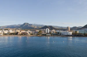 Blick vom Meer auf den Strand von Los Cristianos, Teneriffa