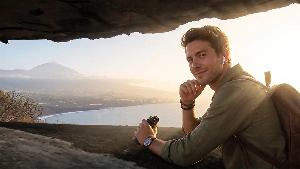 Un voyageur vit une expérience audio immersive avec vue sur le Teide depuis le bunker de La Quinta, Santa Úrsula