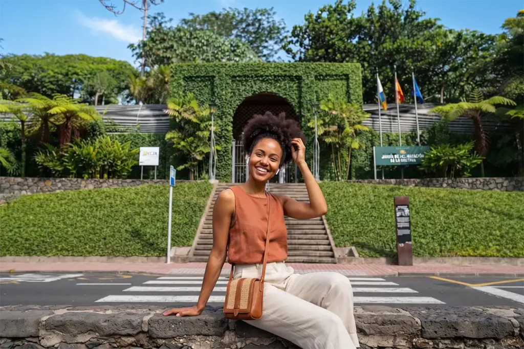 Un voyageur à l'entrée du jardin botanique de Puerto de la Cruz, Ténérife