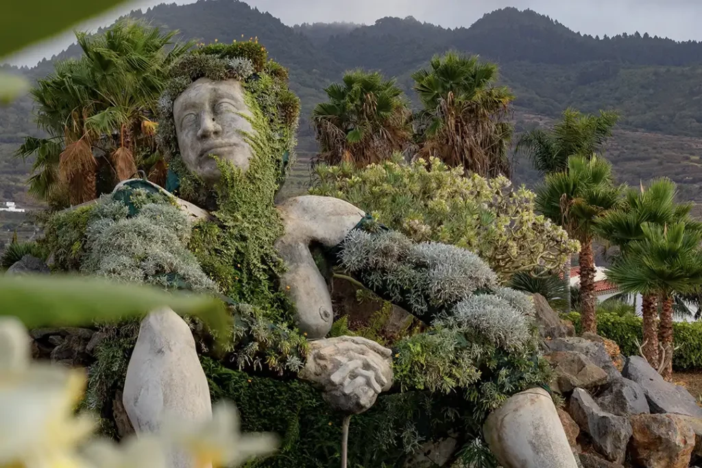 Sculpture florale « La Giganta » dans le parc La Quinta, Santa Úrsula, Ténérife