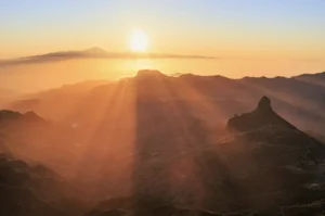 Vue sur le Teide depuis Gran Canaria lors d'un coucher de soleil rougeoyant
